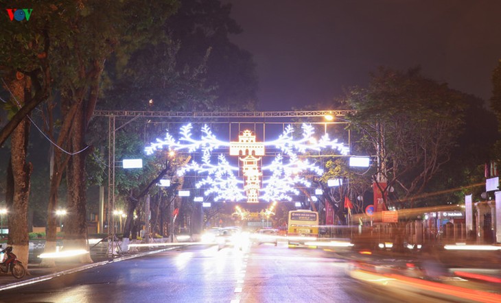 Hanoi accueille le Nouvel An en lumières et en couleurs - ảnh 6